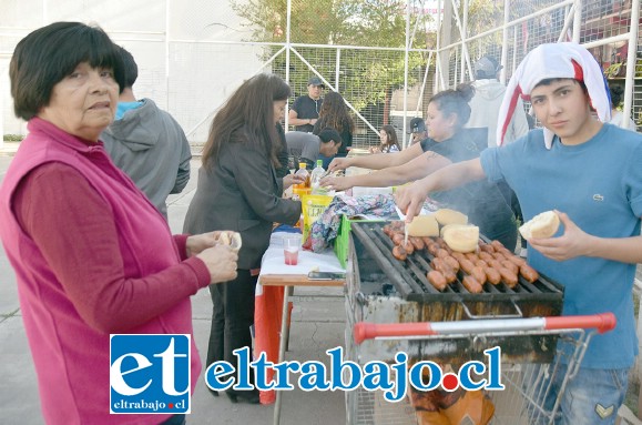 COMIDAS TÍPICAS.- Las comidas típicas estuvieron disponibles para los vecinos en Departamentos Encón, para chicos y grandes.