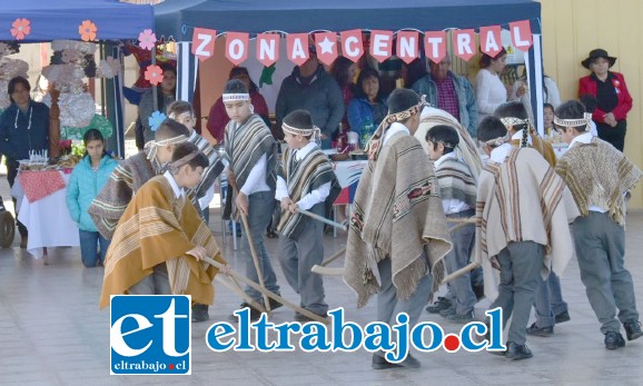 NUESTRAS RAÍCES.- En la Escuela La Higuera de Santa María, los niños también armaron sus juegos de Palín y otras actividades típicas.