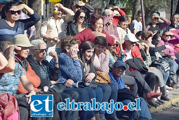 MOMENTO DE REÍR.- Miles de personas acudieron a la Plaza de Armas para ver y participar del gran espectáculo típico.