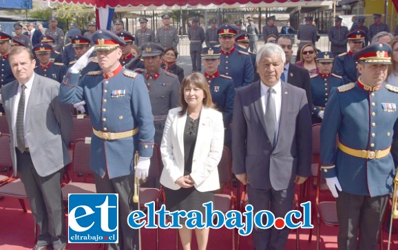 AUTORIDADES PRESENTES.- En San Felipe altas autoridades e invitados especiales participaron en el Desfile Militar frente en las plazas Cívica y De Armas.