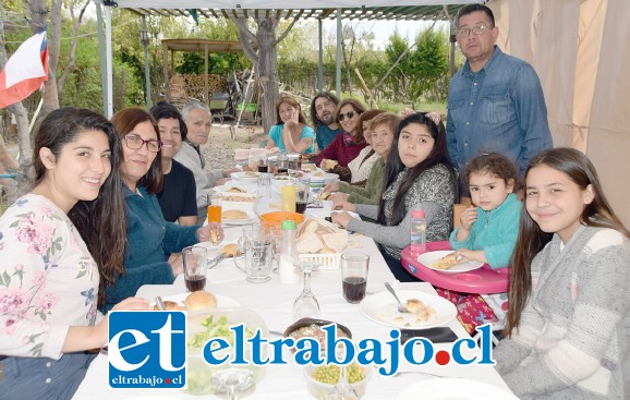 DIECIOCHO EN CASA.- Otros decidieron no salir de sus casas y quedarse mejor disfrutando en familia con los mejores platillos preparados por ellos mismos.