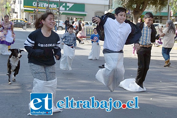 SACOS VOLADORES.- Los ensacados no corrieron, algunos volaron en sus mágico saco hacia la línea de meta.