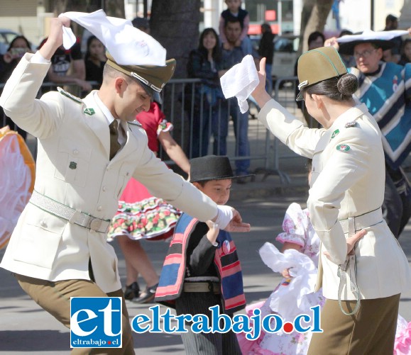 DESFILE MILITAR.- Los militares bailaron su cueca durante el Desfile Militar, definitivamente estas fiestas se vivieron como nunca antes en el Valle de Aconcagua.