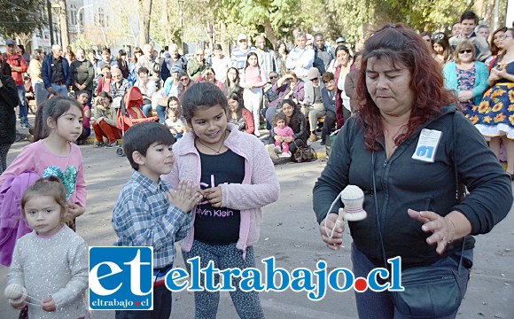 LA REINA DEL EMBOQUE.- Esta vecina ganó la competencia de Emboque, tuvo que derrotar a muchos otros jugadores.