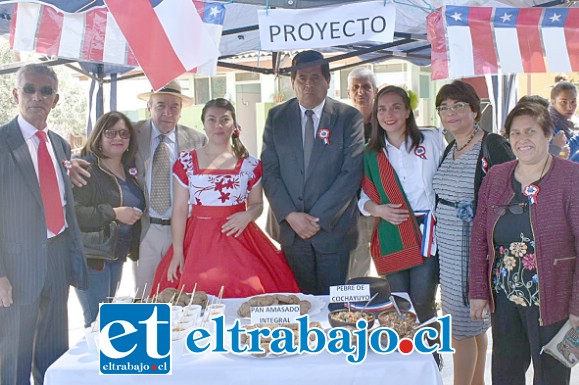 AUTORIDADES TAMBIÉN.- En Santa María también el alcalde Claudio Zurita y concejales de esa comuna participaron activamente en actos festivos en escuelas.