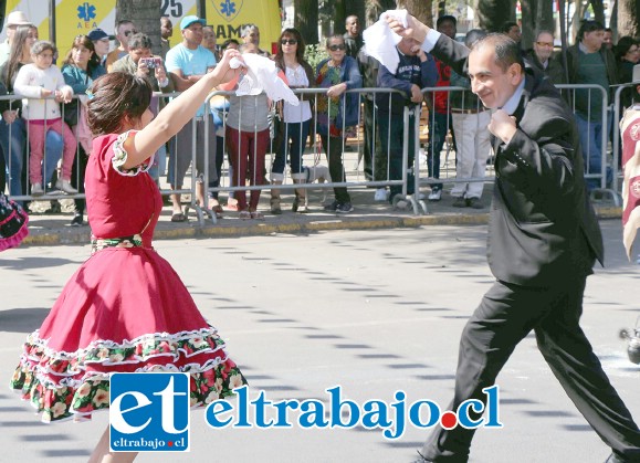 NUESTRA DANZA NACIONAL.- Max Navas, en representación del gobernador Claudio Rodríguez y por ende del Presidente Piñera, bailó también su pie de cueca.