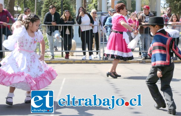 TODOS A BAILAR.- Los niños de San Felipe también ofrecieron su ofrenda artística durante el desfile militar.