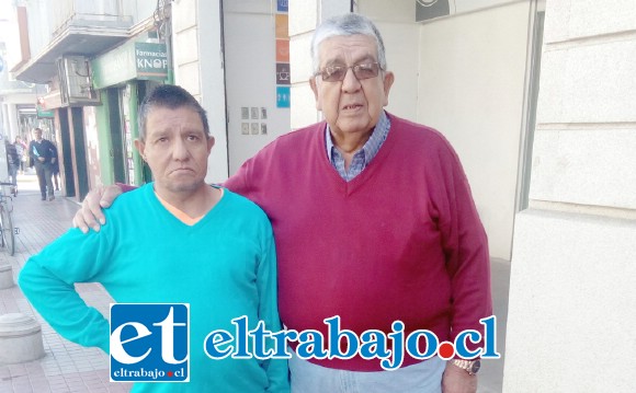 Pedro Bandes junto a su hijo, también pensionado.