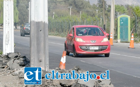 ¿HASTA CUÁNDO? En La Pirca también siguen estos postes peligrosamente muy cerca del límite de la carretera.