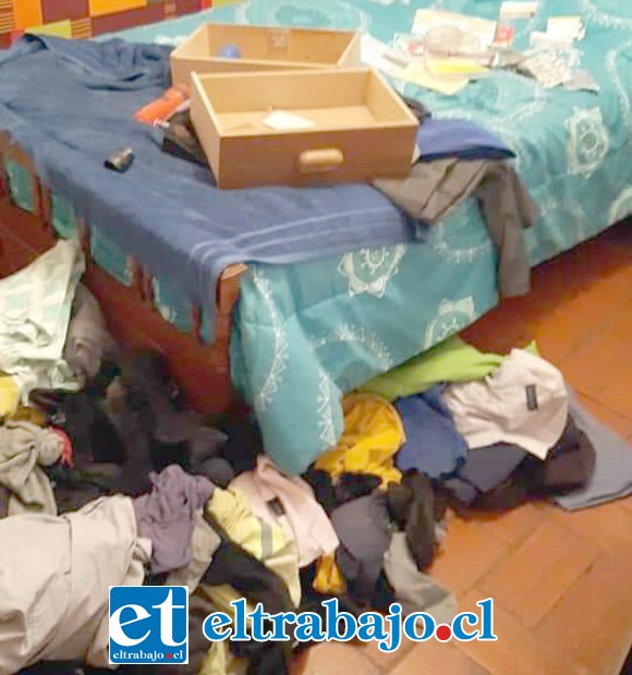 Los sujetos efectuaron diversos desórdenes en los inmuebles para apoderarse de los artículos tecnológicos.