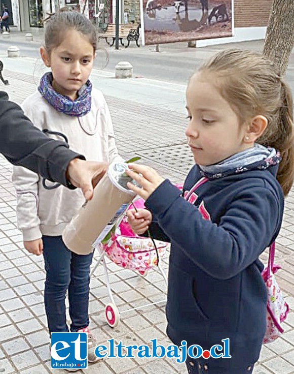 TODOS A DONAR.- Estas pequeñitas también pusieron su granito de arena para ayudar a los caballos, vacas, gallinas y burros de Putaendo.