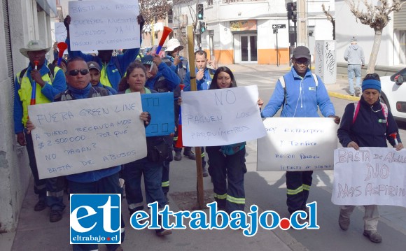 Por las céntricas calles de San Felipe marcharon ayer cerca de 40 empleados de esta empresa de parquímetros.