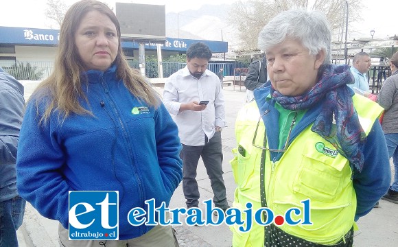 A la izquierda la presidenta del sindicato, Rosa Olivares, junto a la secretaria.