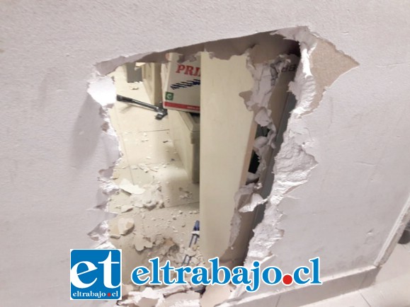 Uno de los forados efectuados por los delincuentes para cometer el robo de dinero.