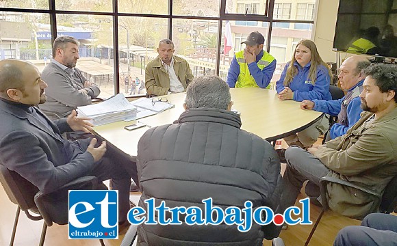 Representantes de los trabajadores de la empresa de parquímetros se reunieron la mañana de ayer con el alcalde (s) Patricio González.