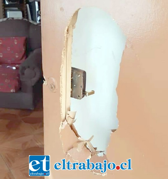 Los antisociales destruyeron la puerta principal de una de las viviendas ubicadas en la Villa Bernardo Cruz de San Felipe la tarde de este miércoles.