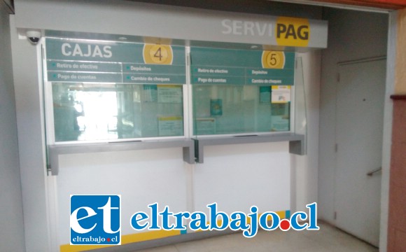 Cajas sin atender en el Supermercado Santa Isabel, pese a la enorme congestión de público.