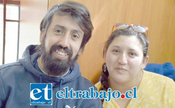 ELLOS AL FRENTE.- Ariel González Landabur y la profesora de ciencias Karoline Cruz Contreras, organizadores de la feria.