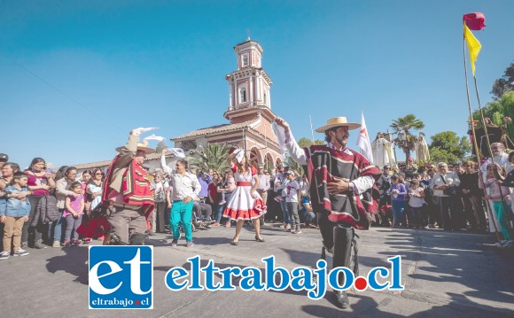 VIVO CURIMÓN.- La cueca no pudo faltar en este espectacular escenario, al fondo vemos el majestuoso pero tristemente célebre templo católico.