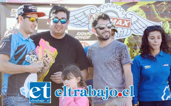 SUPREMACÍA DEPORTIVA.- Aquí vemos a los mejores de la jornada siendo premiados por los organizadores, entrega el concejal Mario Villanueva.