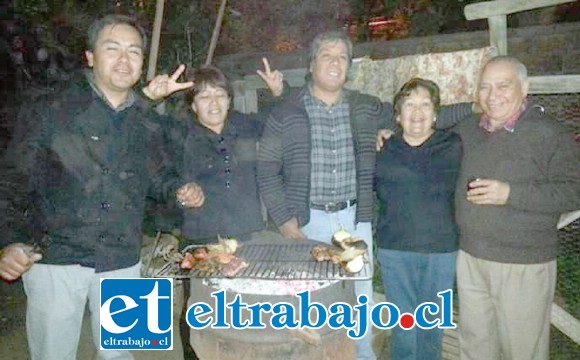 La familia y amigos celebrando uno de los últimos cumpleaños de don Julio Cossio.