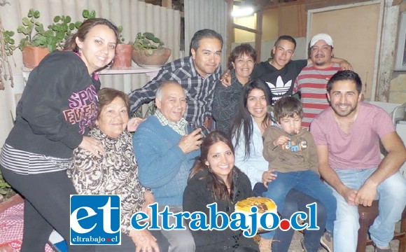 Don Julio junto a su esposa y sus tres hijos.