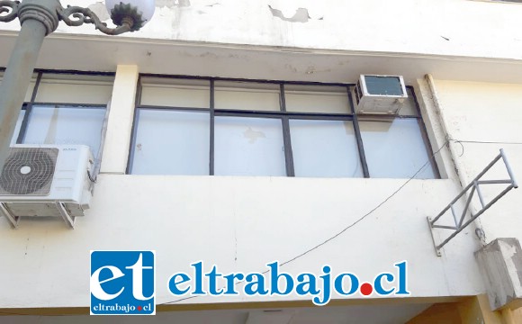 Vándalos apedrearon los vidrios de la Municipalidad de San Felipe.