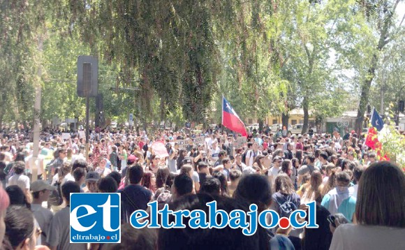 Los manifestantes se aglomeraron en frente a la cancha de tenis al mediodía de este lunes.