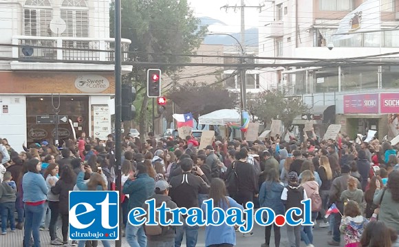 Los vecinos salieron de sus casas para manifestarse por la Plaza de Armas de San Felipe.