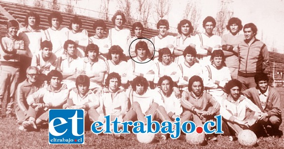 Jorge Espinoza en el plantel de Unión San Felipe, quinto en la segunda fila de izquierda a derecha.