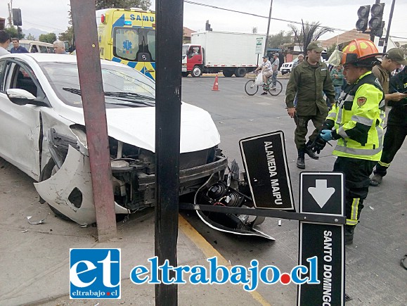 El vehículo blanco terminó estrellándose con un grueso riel de acero instalado a modo de tensor en el lugar, sufriendo serios daños al igual que el otro automóvil.