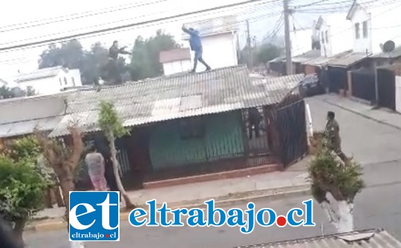 En la secuencia de imágenes se aprecia el momento registrado por testigos desde un teléfono celular, donde el antisocial cae desde la techumbre de la vivienda hasta ser reducido por personal de Carabineros de la subcomisaría de Llay Llay la mañana de este sábado.