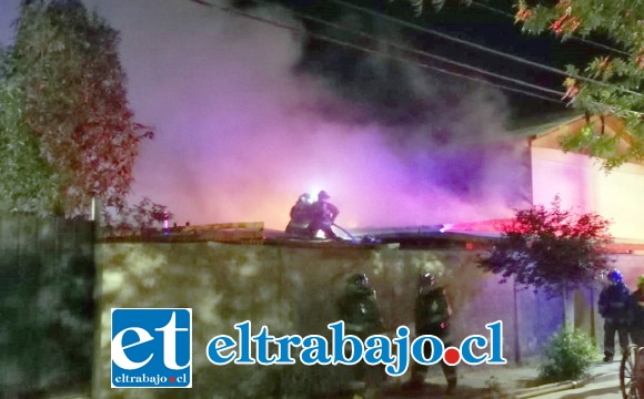 Lo que más preocupaba a Bomberos era evitar que el fuego alcanzara el segundo piso y la techumbre, pues se trata de casas pareadas.