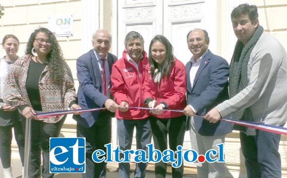 Autoridades presentes en la ocasión proceden al corte de cinta que da por inaugurada la única Oficina de la Niñez en la Quinta Región.