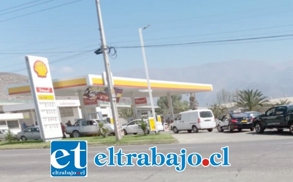 Durante la jornada de ayer domingo un alto número de automovilistas comenzaron a cargar combustible en distintas bencineras de San Felipe, ante temor de desabastecimiento.