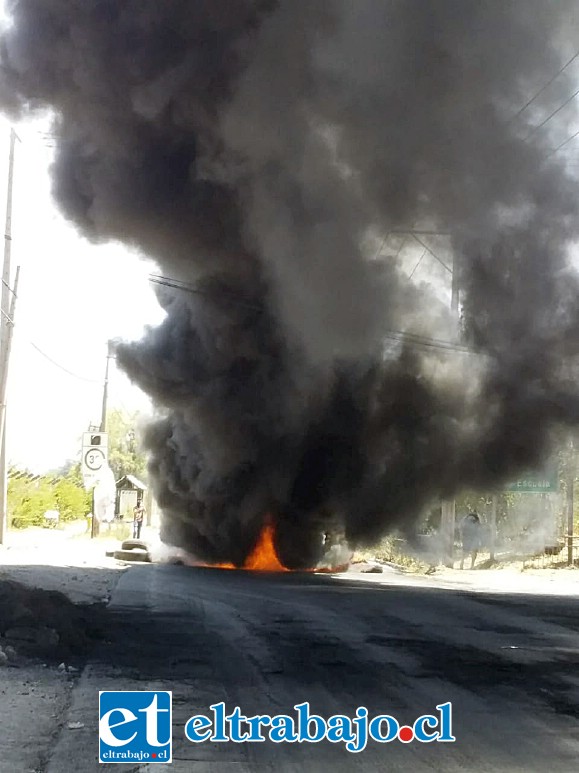 En el sector de Curimón se encendieron neumáticos originando una negra columna de humo.