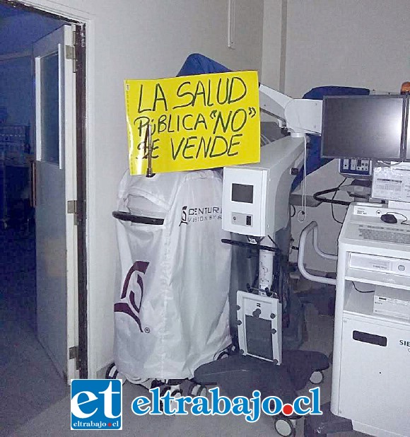 El letrero que descubrió el concejal Beals en Pabellón, en el que precisamente se refiere a no lucrar con la salud.