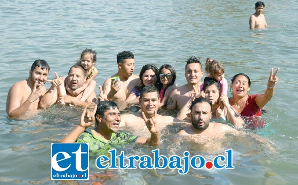 AL AGUA PATOS.- Estos vecinos decidieron refrescarse en Balneario Andacollo durante el fin de semana.
