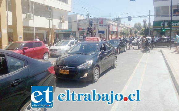 Colectivos manifestándose por el centro en apoyo a las demandas nacionales.