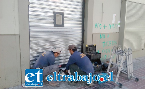 Los maestros acá los vemos reforzando una cortina metálica.