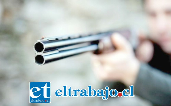 La víctima de 49 años de edad resultó con lesiones graves en su cuerpo tras el disparo de una escopeta en la comuna de Llay Llay. (Fotografía Referencial).