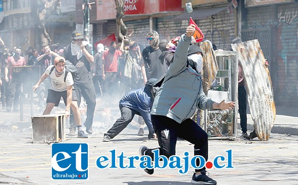 Según Canales, para los jóvenes «la única forma de verbalizar una emoción contenida como es la rabia es a través de la violencia, por lo tanto para ellos no existe otra forma». (Referencial)