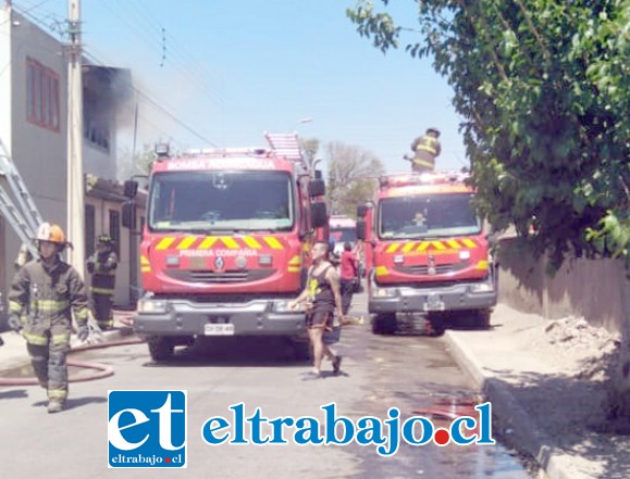 Siete compañías de Bomberos trabajaron para evitar la propagación del incendio hacia otras viviendas.
