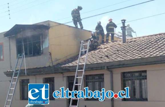 Bomberos trabajando bajo un intenso calor.