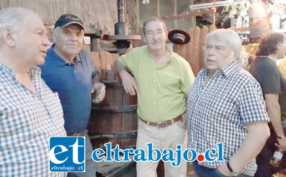 Los futbolistas sanfelipeños aprovechando el momento de conversar y recordar sus vivencias deportivas.