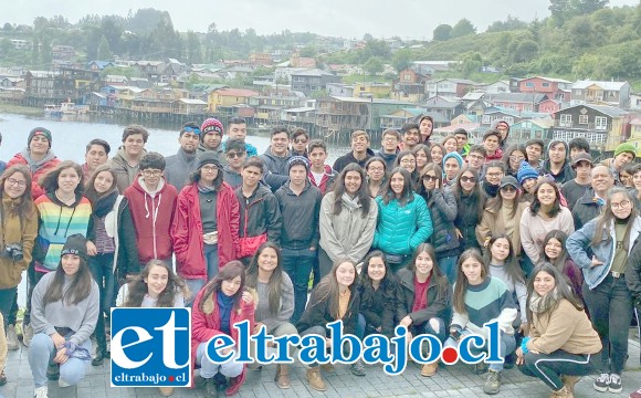 GIRA DE ESTUDIOS.- Aquí vemos esta Postal de los chicos en Castro, disfrutando de esta gira estudiantil que termina este jueves, cuando regresen del sur a nuestra comuna.