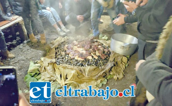 SIN CURANTO NO HAY PARAÍSO.- El rico Curanto al hoyo es uno de los míticos manjares que hay que probar cuando viajemos al sur de Chile.