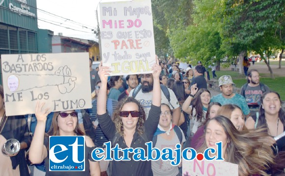 TAN CLARO COMO EL AGUA.- Los mensajes fueron claros y directos en las pancartas que estos vecinos llevaron a la marcha de ayer lunes.