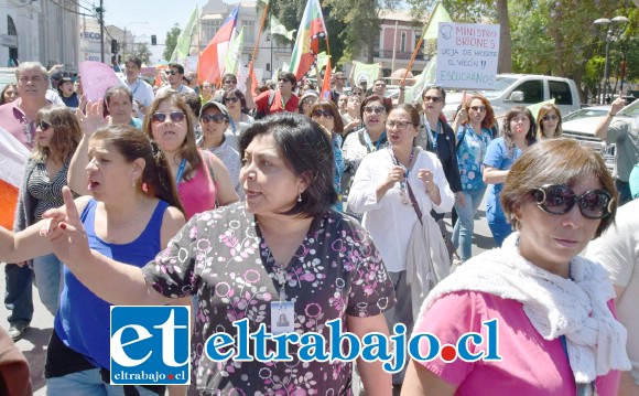 SIGUEN LAS MARCHAS.- Cientos de sanfelipeños marcharon este martes por calle Prat en dirección a Traslaviña, Merced y Plaza Cívica.