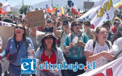 FUERZAS VIVAS.- Aquí los marchantes con gran energía expresándose en la Esquina Colorada la tarde de este sábado.